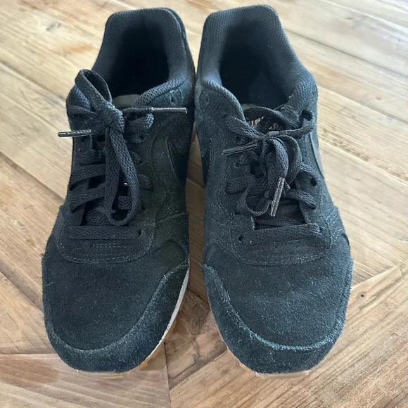 Nike Womens MD Runner 2 SE AQ9121-001 Black Casual Shoes Sneakers Size 6.5 - Picture 3 of 4